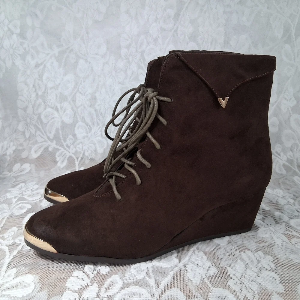 Hot In Hollywood Ankle Boots Chocolate Brown Suede Leatherette Gold Accents Sz 8